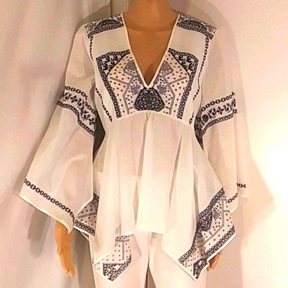 🔥 NWT BCBG white Navy Blue & Tan V-Neck Batwing Horizontal Top. - Picture 3 of 10